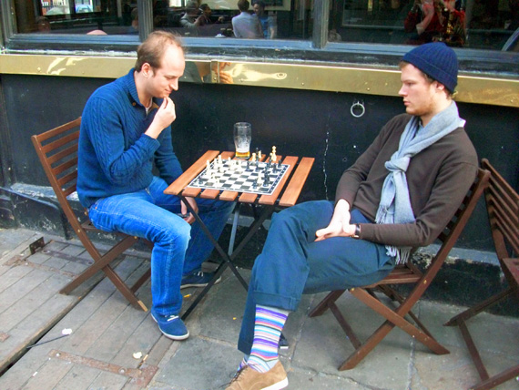 To personer spiller brætspil (skak)